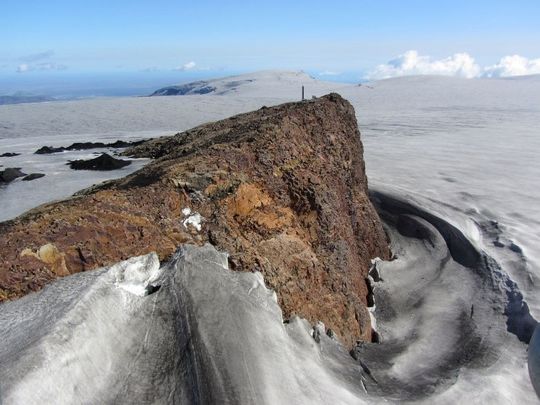 Austmannsbunga stendur uppúr Mýrdalsjökli norðaustast í öskjurima Kötlu. (Ljósmynd: Oddur Sigurðsson). Mynd fengin af vef Veðurstofu Íslands.