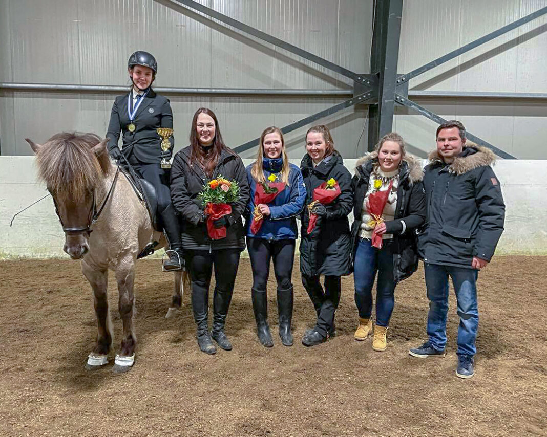 Lið Árbæjarhjáleigu/Hjarðartúns f.v. Arnhildur Helgadóttir, Hekla Katharína Kristinsdóttir, Rakel Nathalie Kristinsdóttir, Rúna Björg Vilhjálmsdóttir, Anna Margrét Geirsdóttir og Hans Þór Hilmarsson.